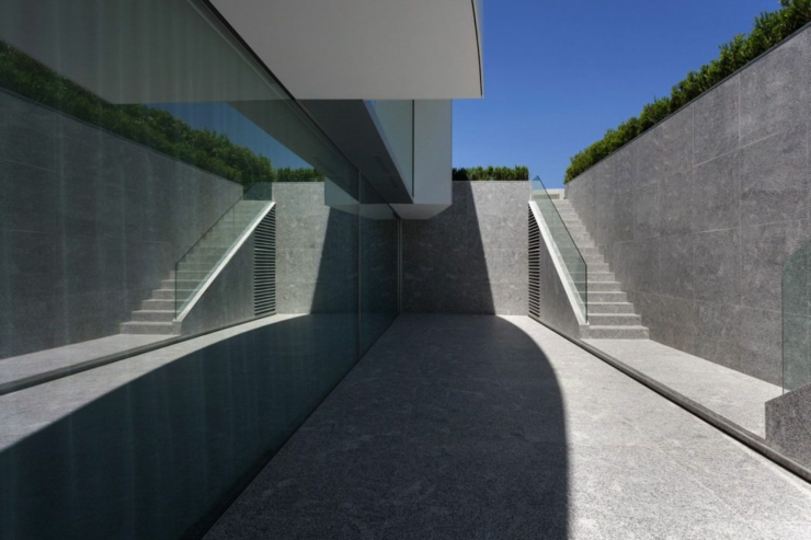 Maison d’architecte originale aux espaces extérieurs design dépouillé espace béton contemporain maison d'architecte