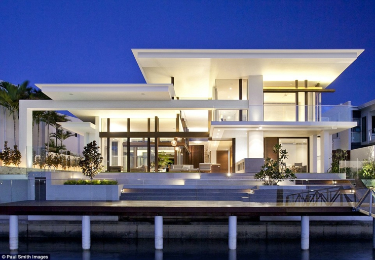 Le ponton privé de la maison d’architecte vue de la maison moderne originale depuis rivière