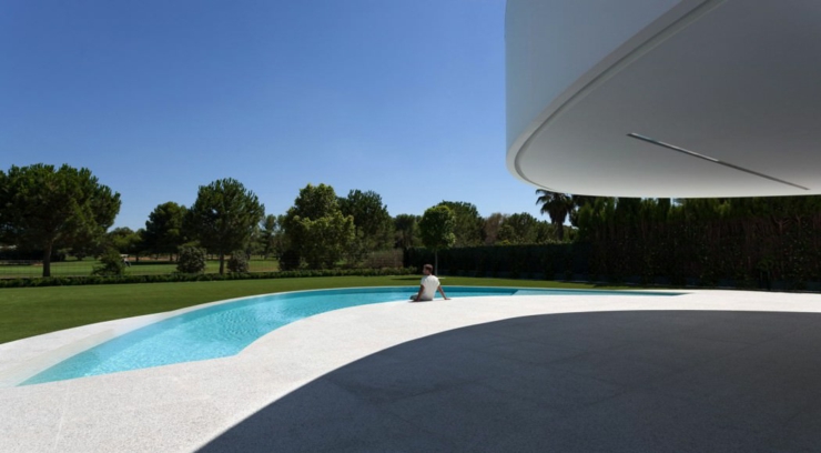 piscine extérieure design luxe