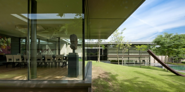 La salle à manger et une partie du terrain parc privé maison contemporaine de haut standing