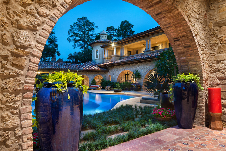 Les espaces outdoor de cette maison de prestige rustique Propriété de standing extérieur