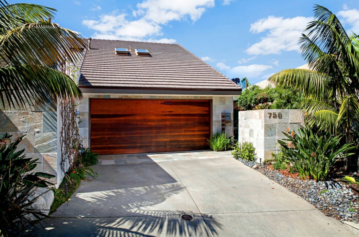 L’entrée principale de cette jolie maison avec vue située sur la côte belle maison sur la côte californienne