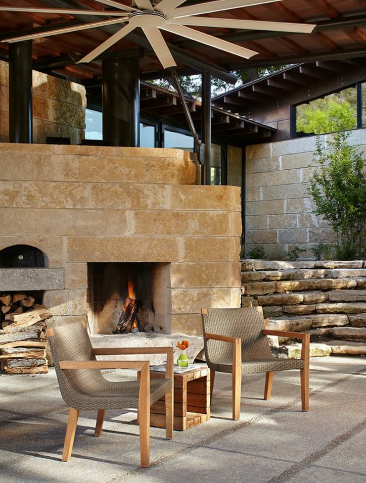 Terrasse avec une seconde cheminée en pierres prévue pour l’extérieur résidence de campagne familiale ranch