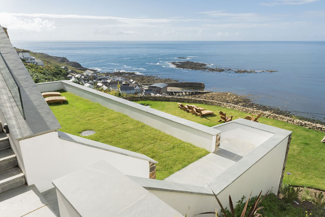terrasse en pente donnant sur la mer