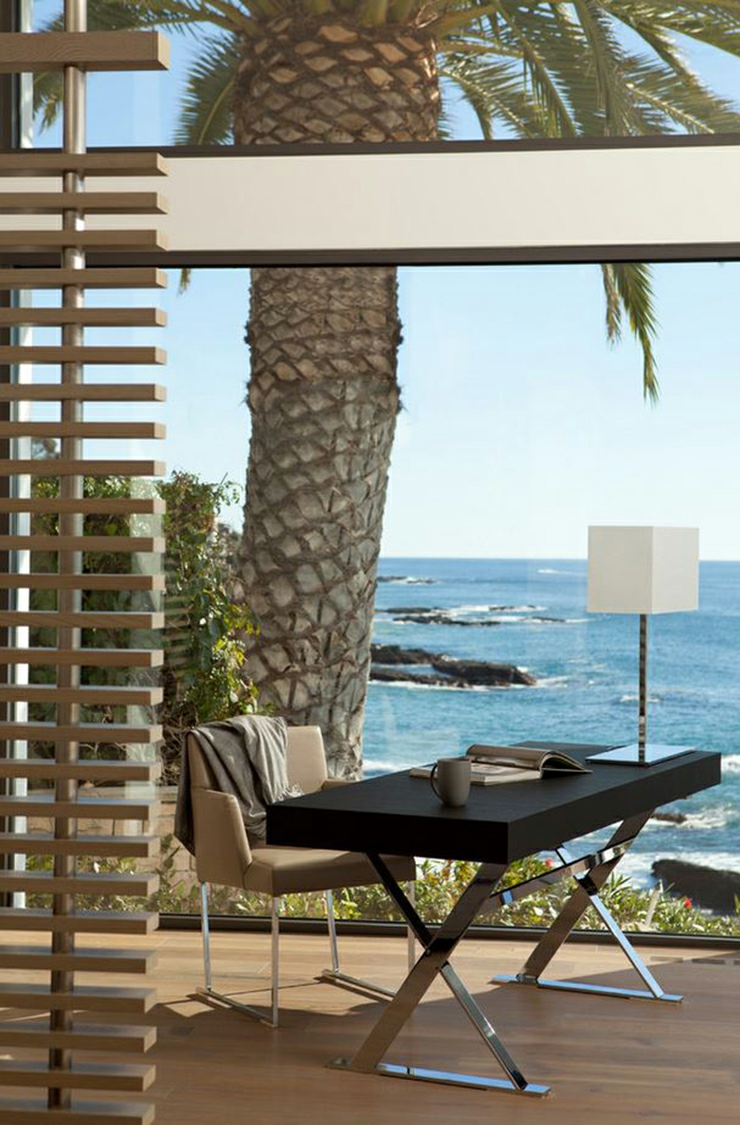 Le bureau de cette très belle maison face à l’eau belle maison avec vue sur l'océan