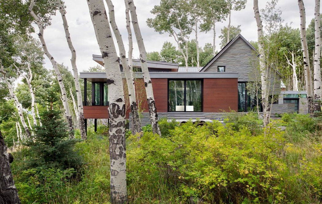 Située au cœur de la nature, cette maison familiale s’inscrit parfaitement dans le tableau belle demeure moderne luxe