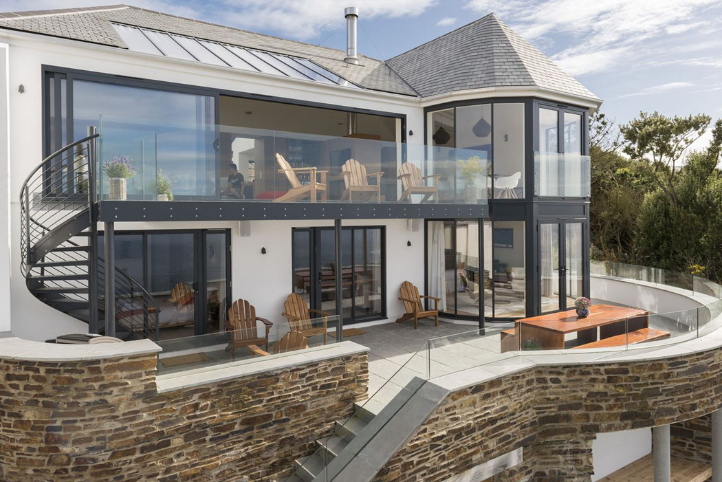 maison moderne avec belle vue sur la mer