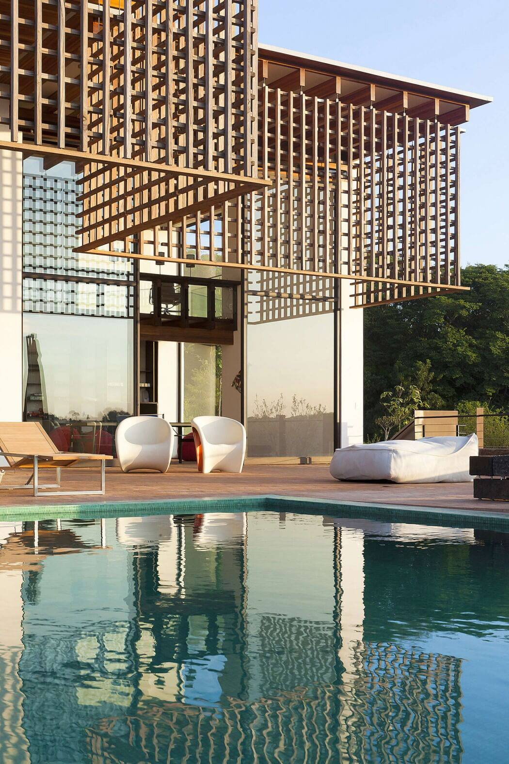 Agréable terrasse pour profiter de la piscine et de la belle vue Belle demeure de luxe au Brésil