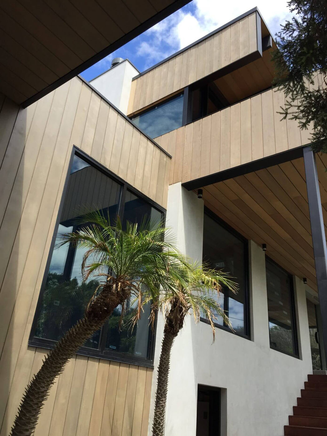La façade de cette maison de ville australienne a subie elle aussi une modification rajeunissante vieille maison citadine façade rénovée
