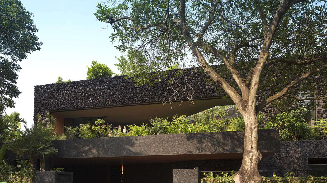Telle que cette grande maison familiale est vue depuis les rues de Singapour grande maison familiale d'architecte
