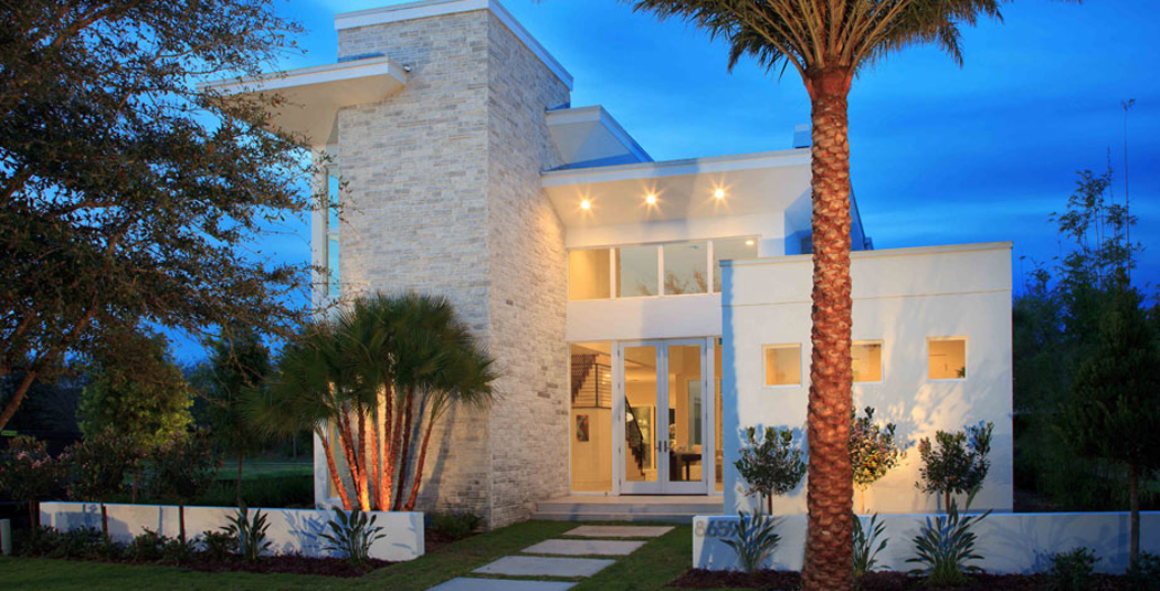 La façade de cette belle maison moderne vue depuis la rue Belle maison d'architecte au design luxe