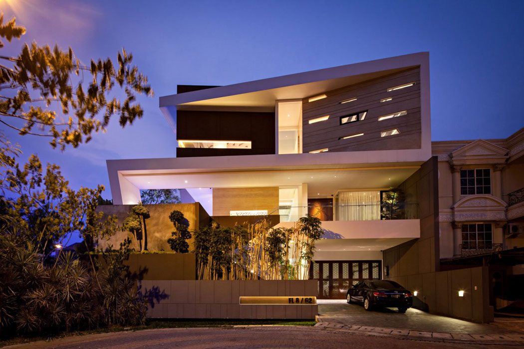 La façade de cette belle résidence de grand standing citadine à la nuit tombée architecture contemporaine maison de ville
