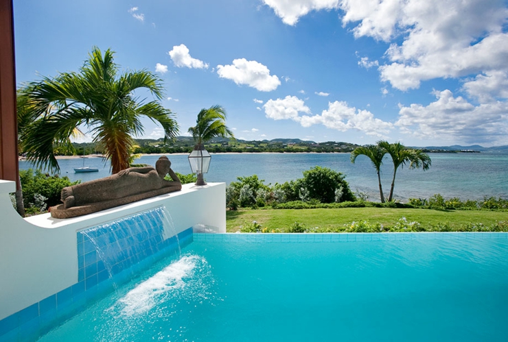 Cascade décorative de la piscine extérieure chauffée piscine extérieure chauffée villa de location