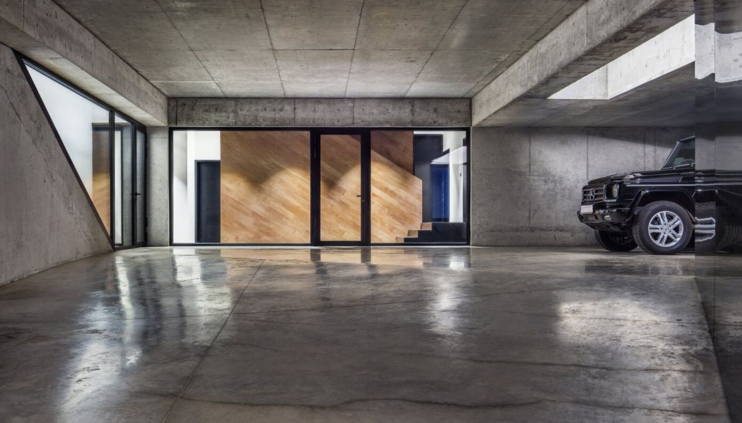 Au sous-sol se trouve le garage, spacieux confortable construit en béton brut/ciré garage en béton maison contemporaine neuve