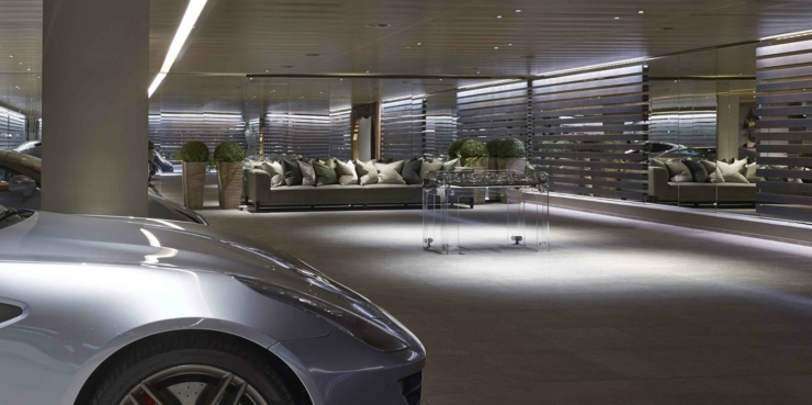 Grande garage sous-terrain de cette résidence de haut standing parking garage souterrain maison de luxe