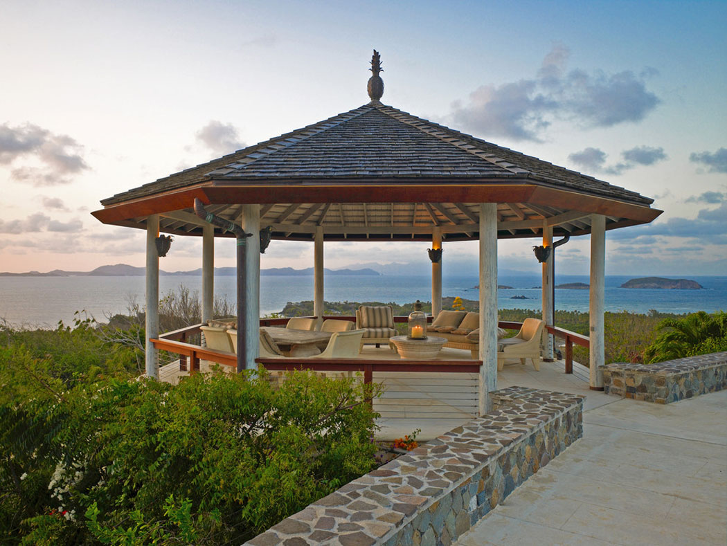 Magnifique gazébo offrant un endroit romantique face à la mer pour se détendre extérieur design luxe face plage