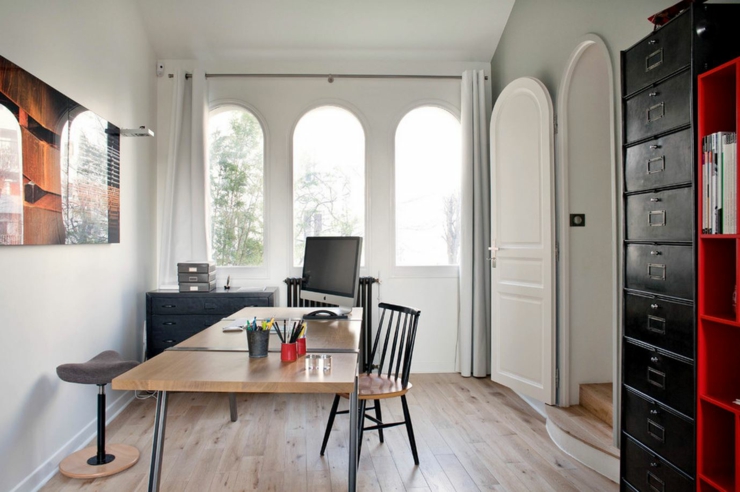 Bel bureau au rez-de-chaussée de cette ancienne maison rénovée bureau chic élégant maison rénovée