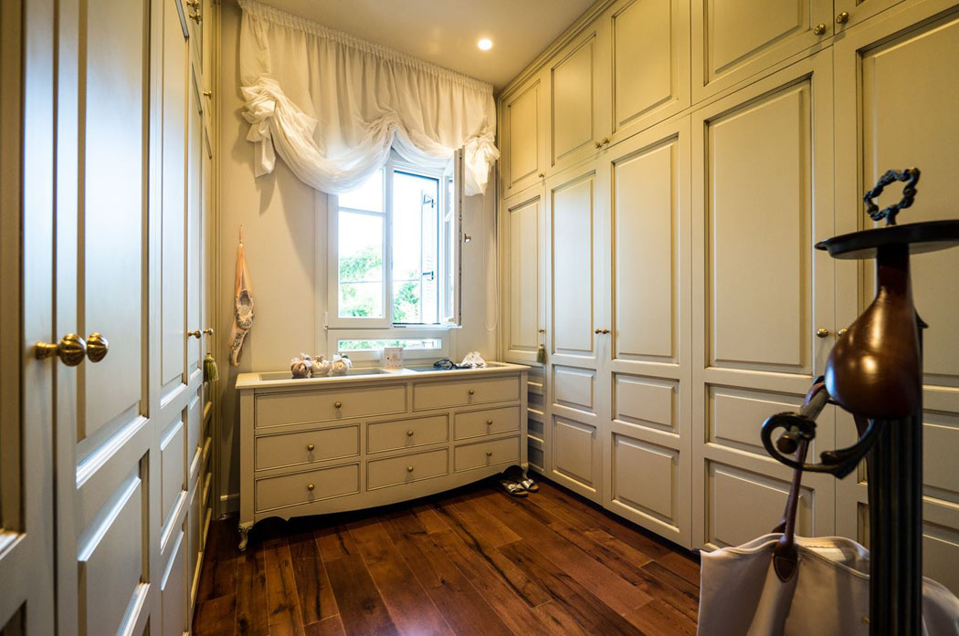 Le dressing situé près de la chambre des maitres aménagé de façon sobre et pratique dressing pratique maison de ville rustique