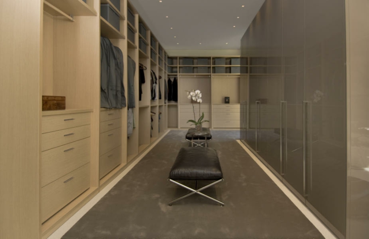 Dressing spacieux de cette résidence de luxe dressing de résidence luxe montecito