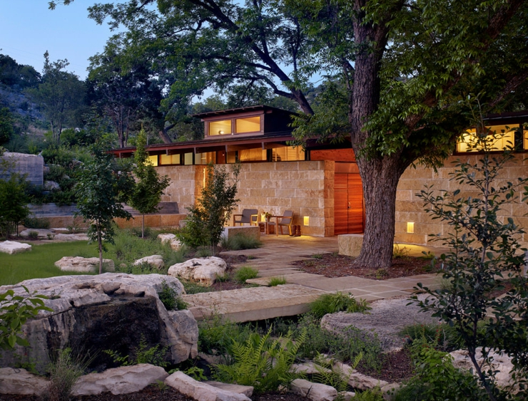 Le ranch américain à Houston planté au milieu de son jardin vert maison en bois rustique de luxe