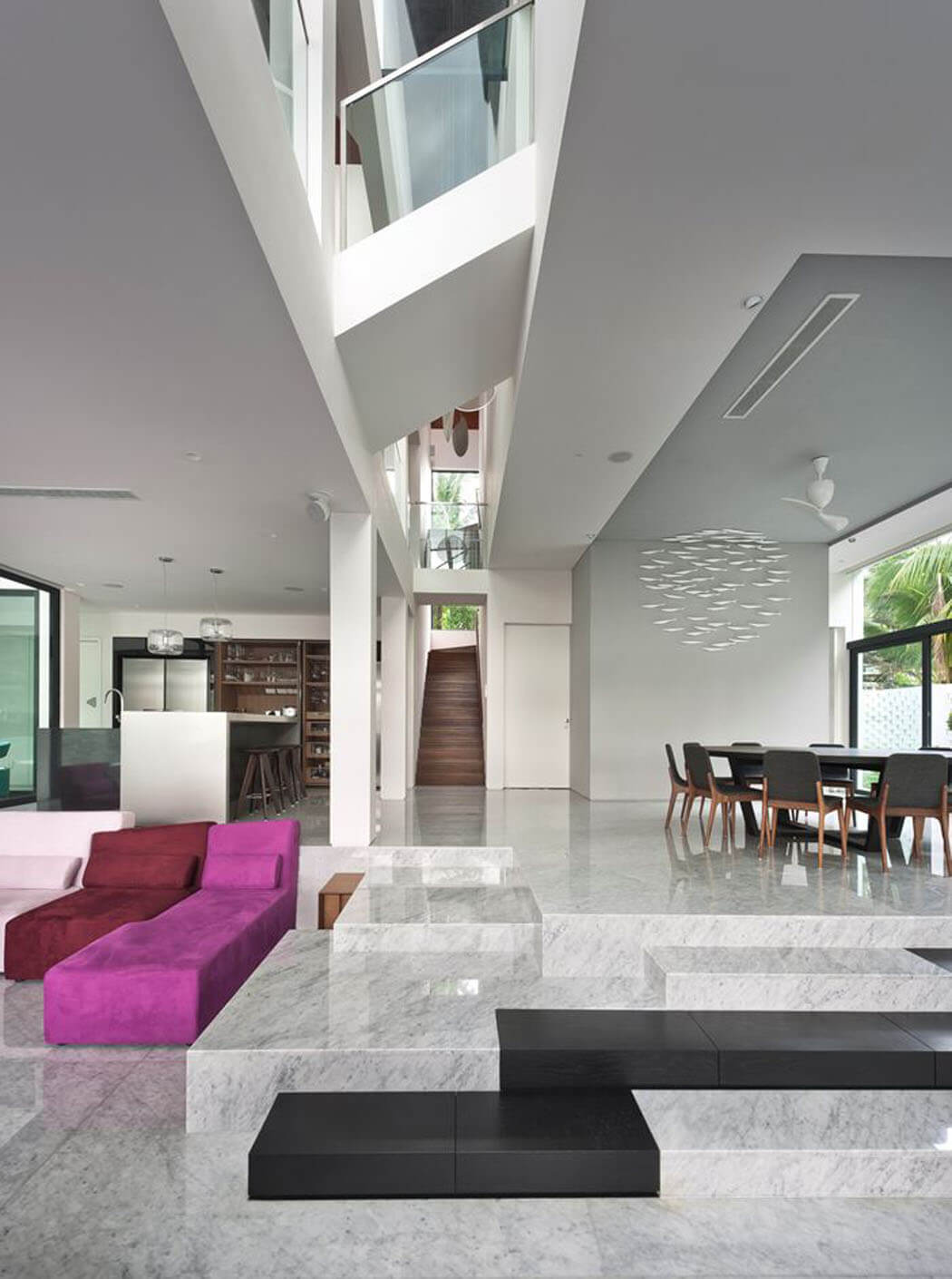 L’agencement intérieur tout comme extérieur de la maison a été pensé de manière à laisser la lumière entrer séjour rénové maison de luxe familiale