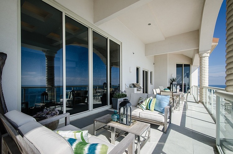 Grande terrasse faisant le tour de la propriété de luxe terrasse appartement de luxe exotique