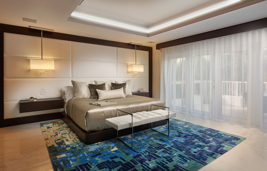 La chambre principale des parents, spacieuse et lumineuse grâce à sa grande baie vitrée ameublement classique traditionnel chambre luxe