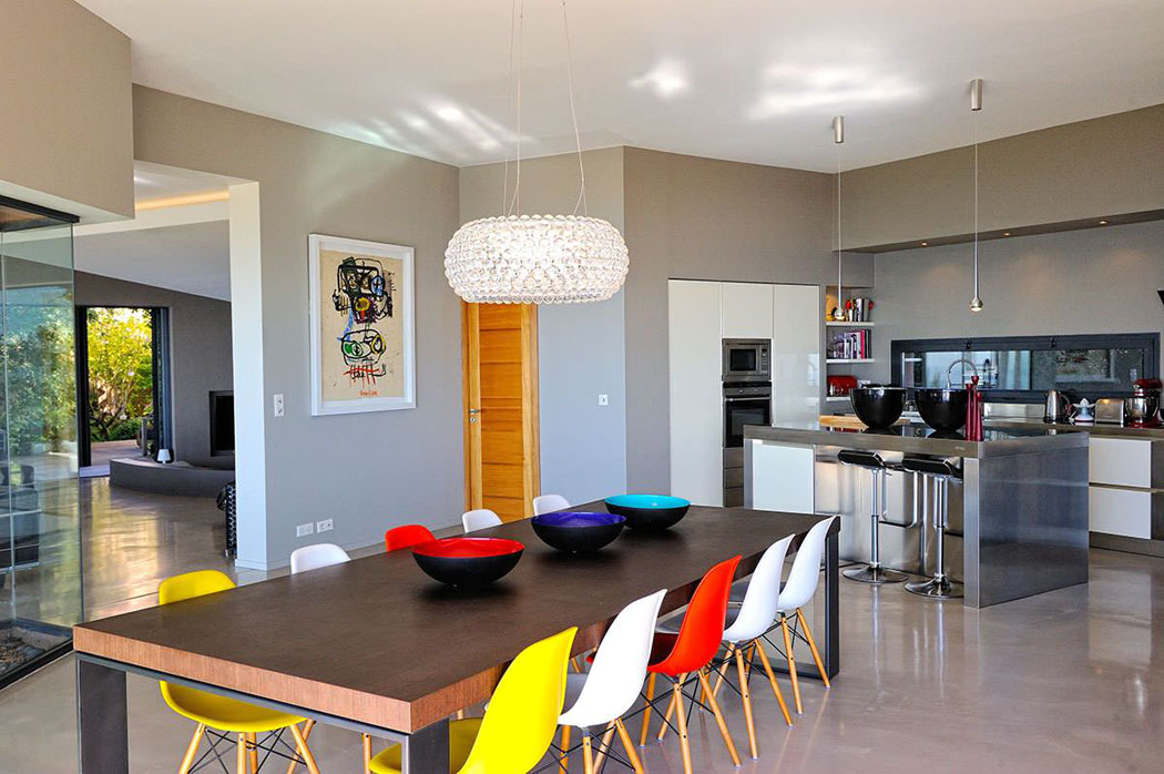Prolongation d’une grande cuisine, cette table à manger est « décorée » avec des chaises Eames de différentes couleurs chaises différentes couleurs maison australienne