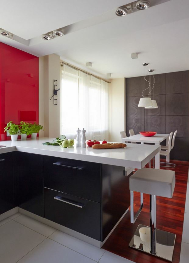 Grande cuisine avec une salle à manger pour des repas quotidiens spacieuse et grande cuisine aménagée