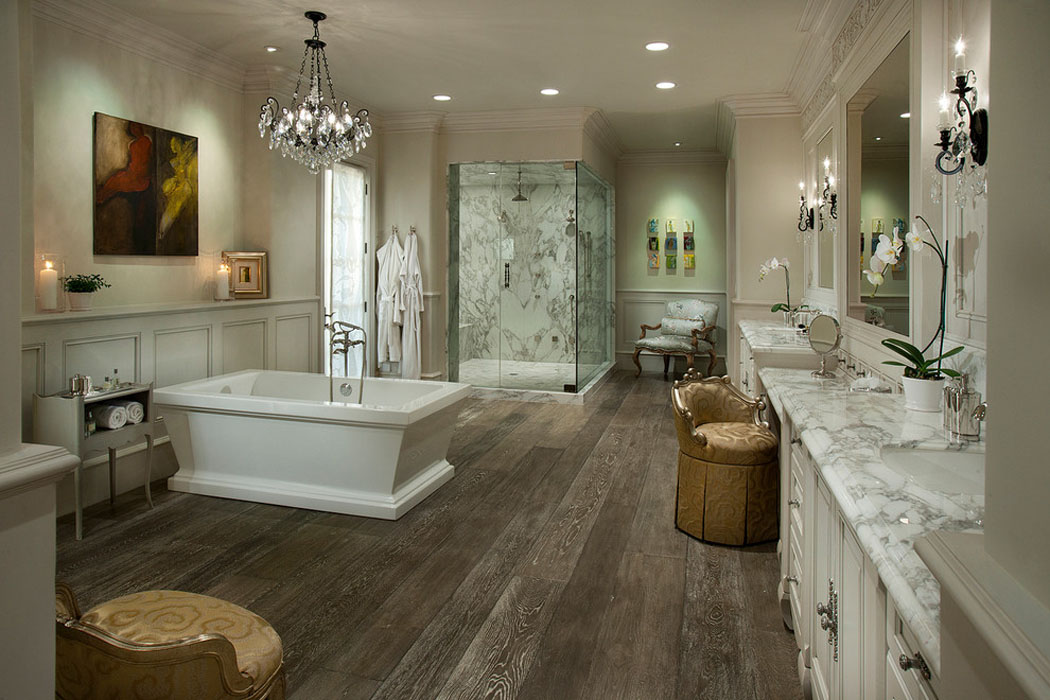 Magnifique salle de bains aux bois et marbre, avec baignoire et grande douche italienne spacieuse design luxueux salle de bains