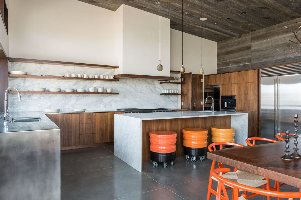Grande pièce de cuisine aménagée ouverte et salle à manger sans prétention design intérieur cuisine moderne