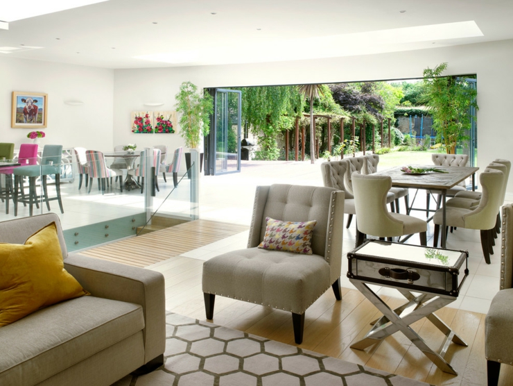 Pièce de vie principale avec une impressionnante baie vitrée vers le jardin baie vitrée maison de ville