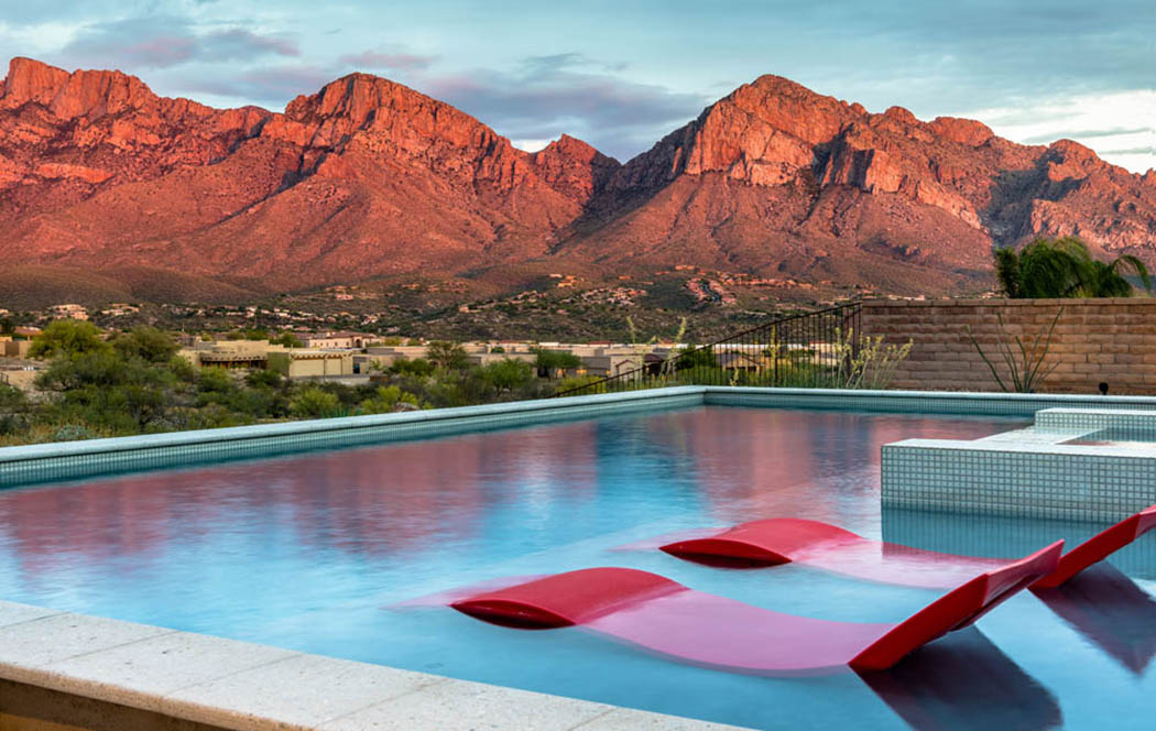 Une belle piscine hors sol avec un jacuzzi offrant un regard non obstrué sur le paysage autour piscine semi enterrée luxe maison familiale