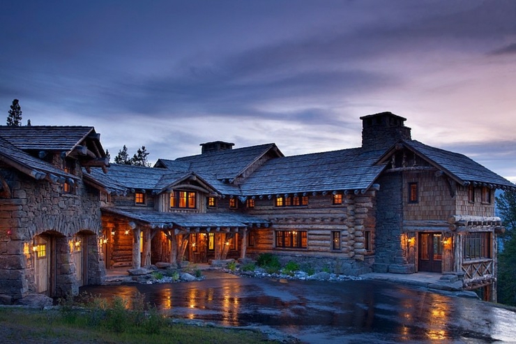 Grande maison de charme construite en bois massif propriété de luxe rustique vue de nuit