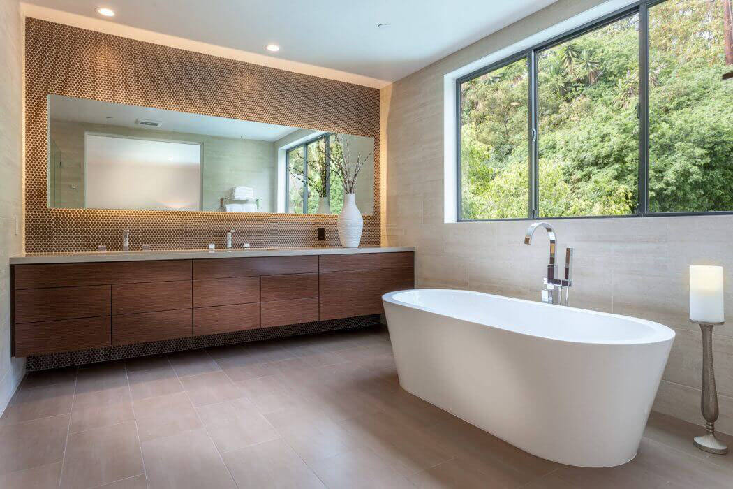 La salle de bains de la chambre principale suit le design épuré et minimaliste de tout l’intérieur de la maison salle de bain attenante privative spacieuse claire