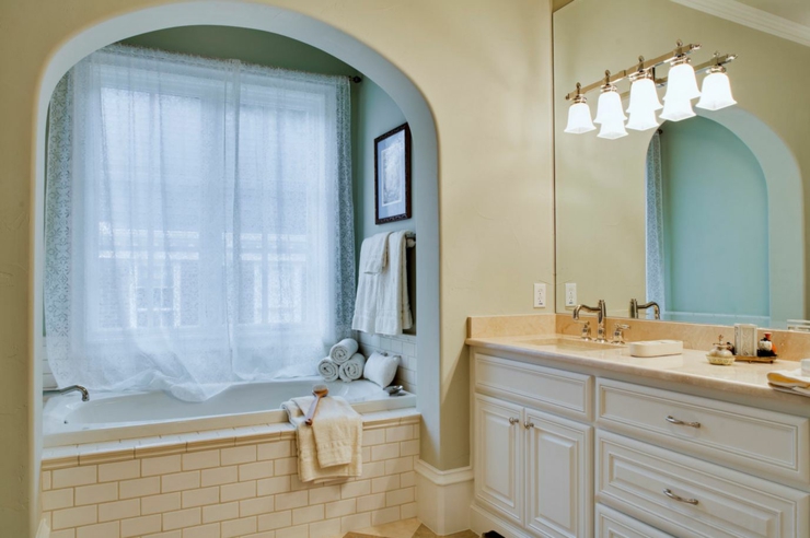 Salle de bains à l’influence rétro et style rustique salle de bain simple traditionnelle