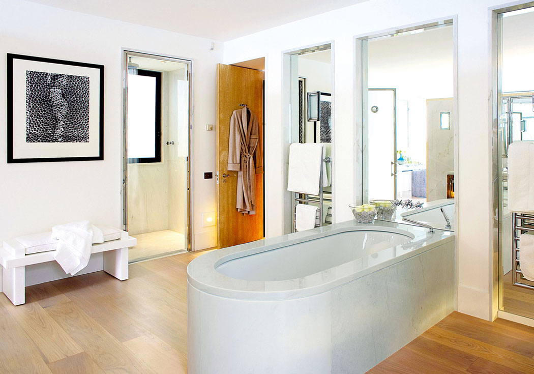 La grande salle de bains de la suite est aménagée d’une douche italienne et d’une baignoire en marbre salle de bain design luxueux marbre
