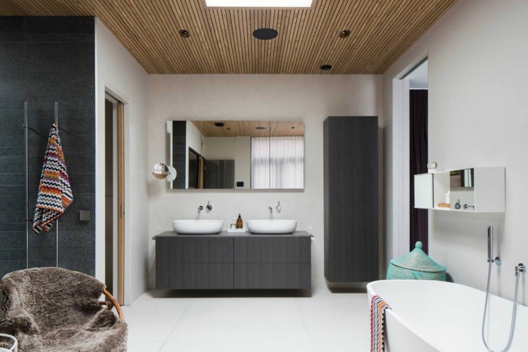 Grande salle de bains familiale située également à l’étage grande spacieuse salle de bains rustique