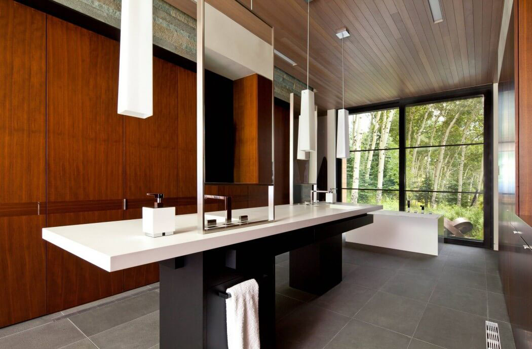 La salle de bains de la chambre des parents aux multiples rangements, influencée par l’esprit zen baignoire design minimaliste salle de bain avec vue