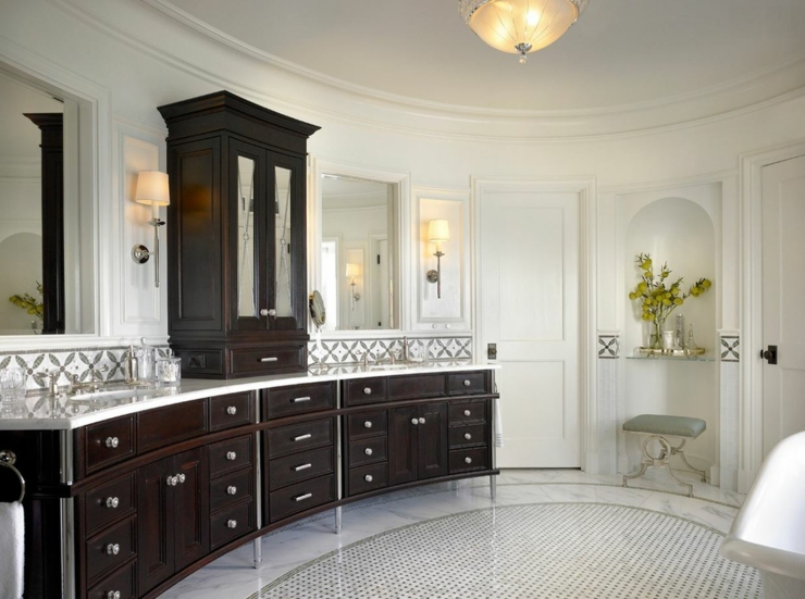 Grande et luxueuse salle de bains au design imposant grande et luxueuse salle de bains