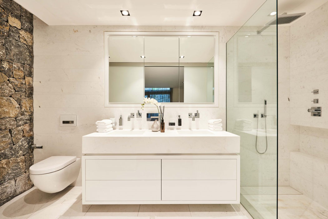 Chaque chambre à coucher possède une salle de bains ou salle d’eau privative salle de douche design minimaliste luxe