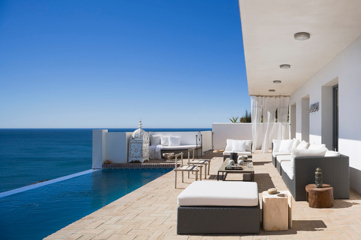Espace outdoor avec vue imprenable et directe sur la mer Méditerranéenne Villa de vacances exotiques terrasse piscine à débordement