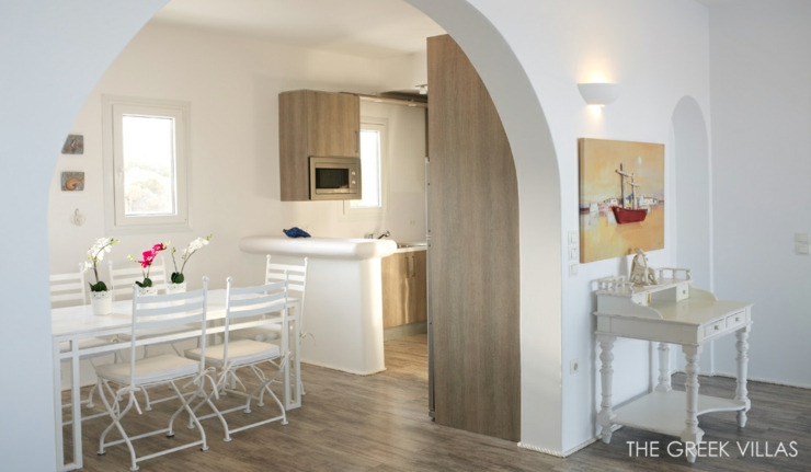 Cuisine ouverte avec sa salle à manger cuisine villa de vacances de luxe