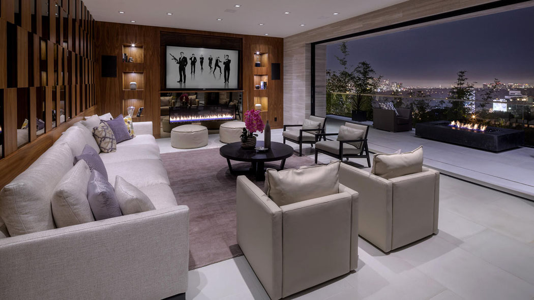 Séjour permettant de regarder la télé et d’apprécier le magnifique panorama citadin ameublement classe qualité propriété de prestige hollywood