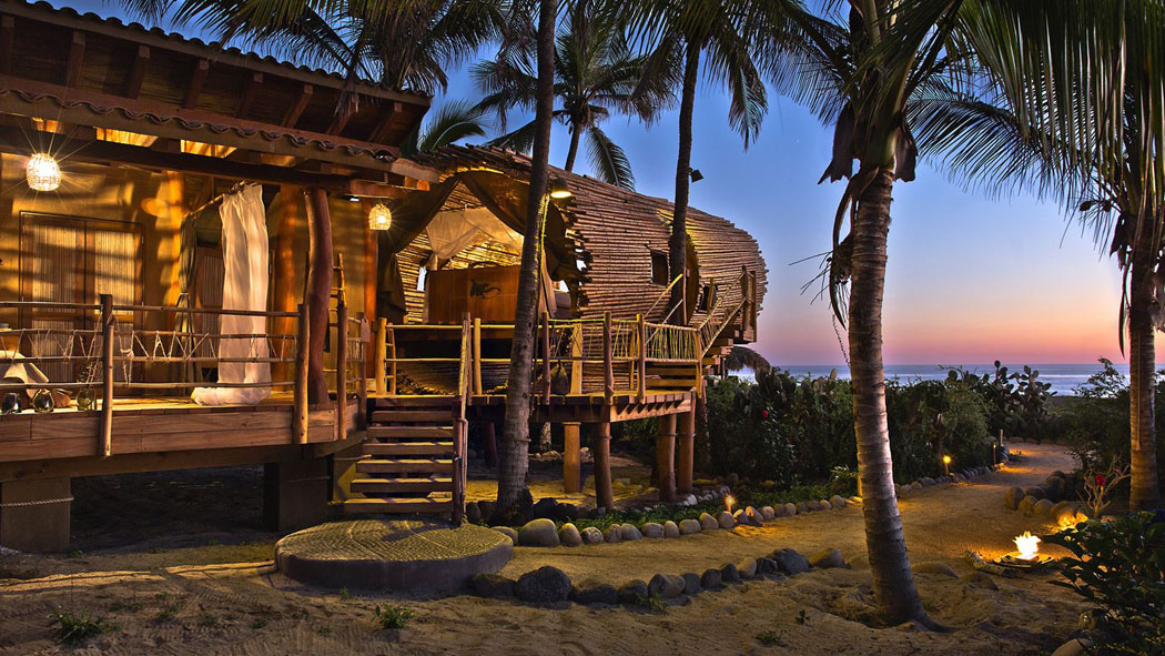 L’autosuffisance énergétique de cette villa exotique sur la plage se traduit par l’énergie solaire et l’eau recyclée retraite insolite hébergement atypique villa en bois éco