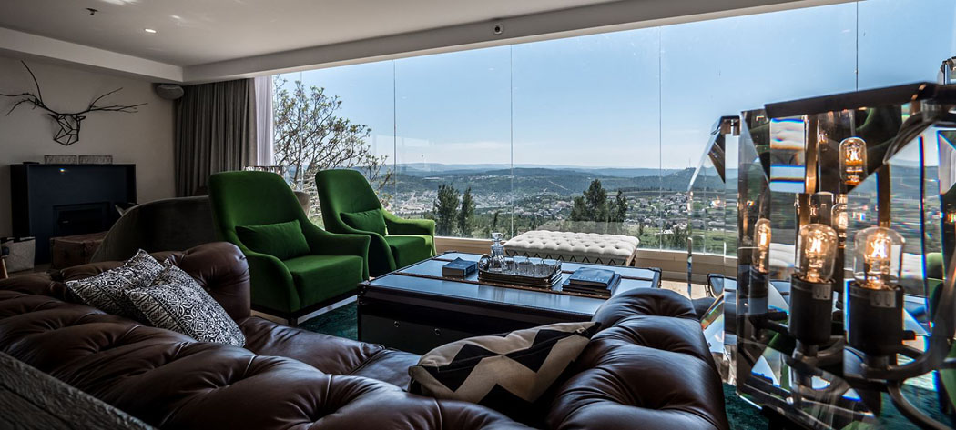 Une magnifique vue sur les montagnes et sur Jérusalem au loin à découvrir depuis l’hôtel vue impressionnante depuis le séjour lounge de l'hôtel