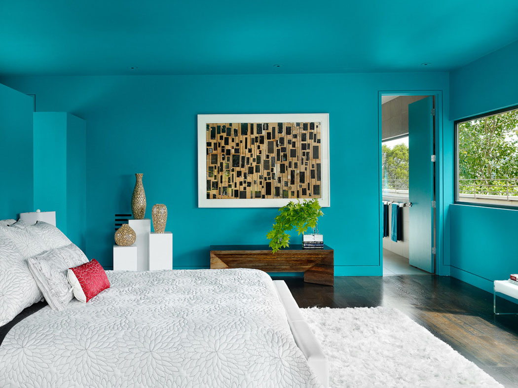 Une décoration simple sur un fond de murs peints dans une couleur très soutenue chambre parents contraste fort