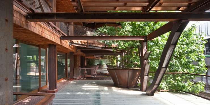 Les balcons filants des appartements écologiques de cet immeuble maison en bois écologique