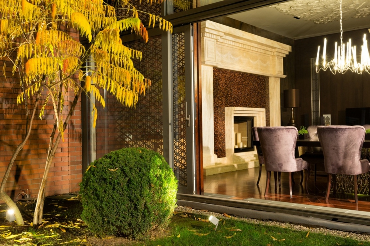 Salle à manger qui donne sur le jardin intérieur jardin intérieur espace outdoor baie vitrée salle à manger design