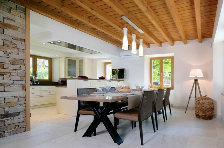 Cuisine ouverte donnant sur une belle salle à manger salle à manger rustique demeure de charme